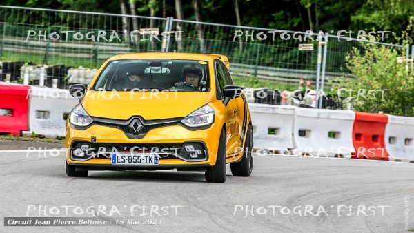 Renault Clio 4 RS Jaune Jantes Grises Bandes Noires avec Aileron 855